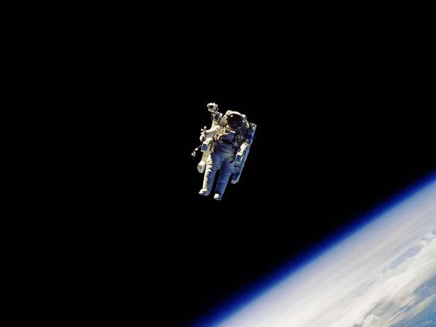 人类首次无系绳太空行走是怎样的体验